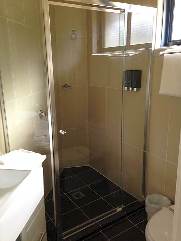 Francis Phillip Motor Inn and The Lodge