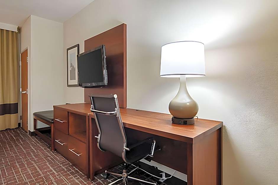 Comfort Suites NW Dallas Near Love Field