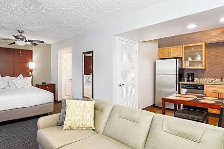 Queen Studio, 1 King Bed with Sofa bed (Hearing Accessible) (1 King Bed and 1 Double Sofa Bed)