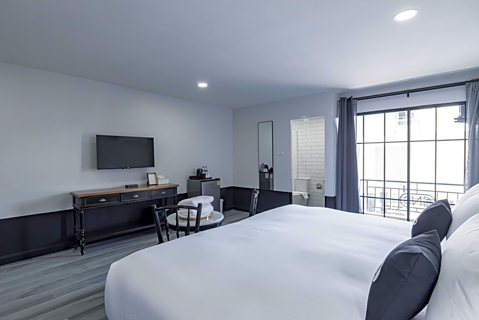 Blu Monkey Boutique Bangsaen