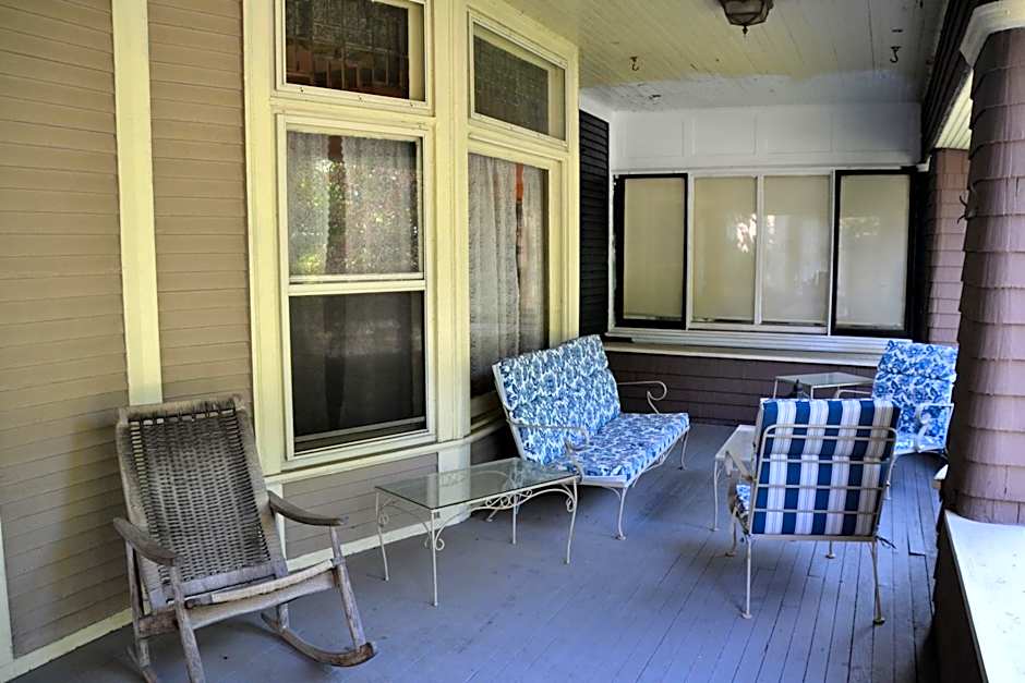 The Kings Throne Inn and Guest House