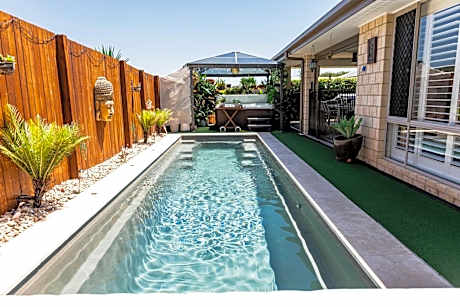 Entertainer's Paradise! Child & pet friendly Pool spa, movie room - close to Australia Zoo