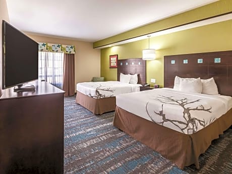 Deluxe Queen Room with Two Queen Beds
