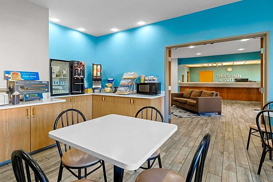 Days Inn & Suites by Wyndham Castle Rock