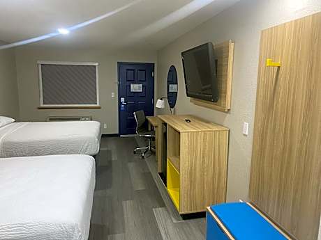 Queen Room with Two Queen Beds - Non-Smoking