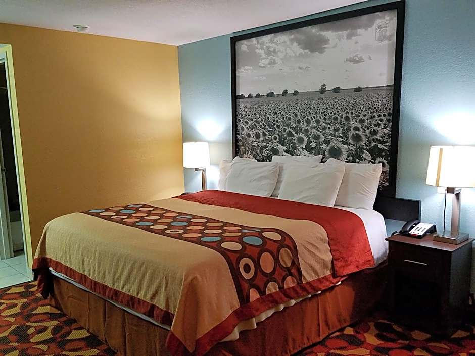 Super 8 by Wyndham Wichita Airport