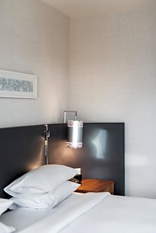 Double Room with Roll-In Shower - Mobility Access