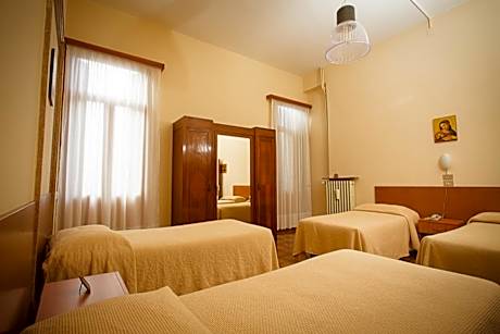 Quadruple Room with Private Bathroom