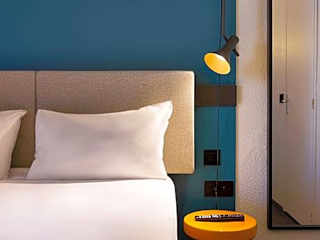 Standard room with one double bed and one twin bed