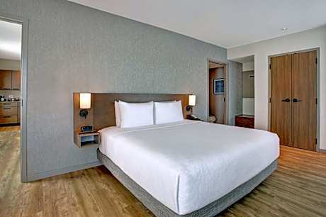 King Suite with Sofa Bed and Roll-In Shower - Disability Access
