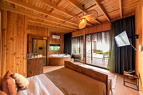 Deluxe Double Room with Balcony and Sea View