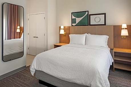1 Queen Bed Studio Suite