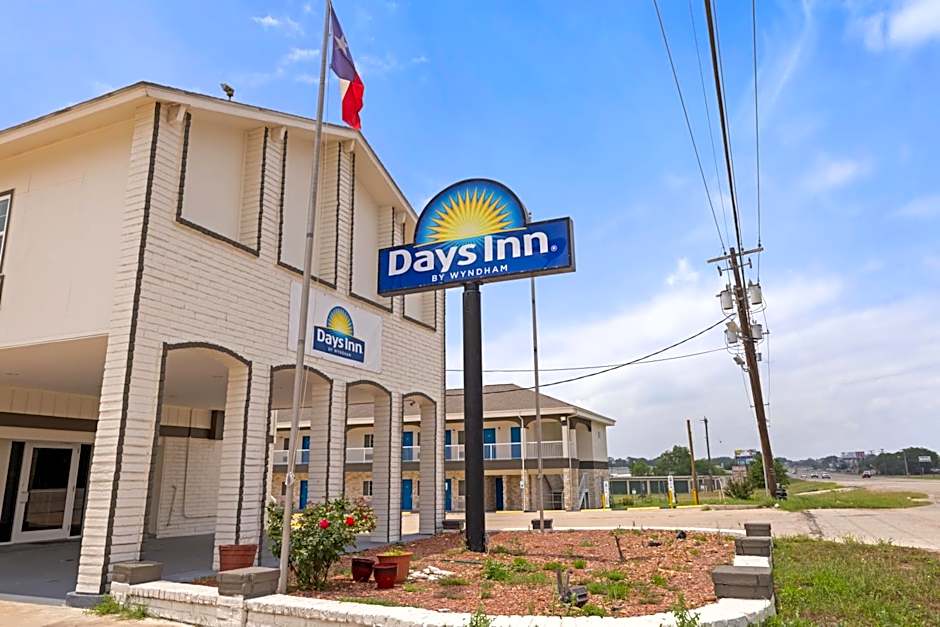 Days Inn by Wyndham Kenedy