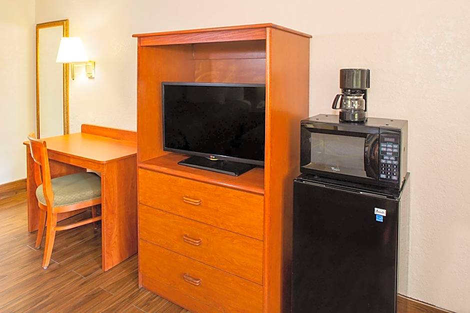 Super 8 by Wyndham North Palm Beach