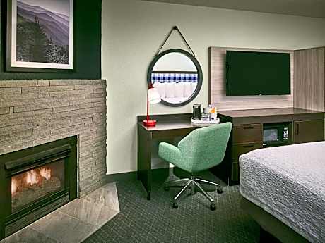 King Study with Fireplace - Non-Smoking