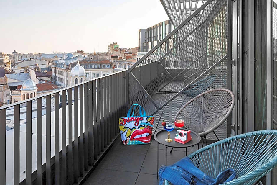 Photo 1 of 4 of Superior 1 Queen Bed, Street View, Balcony