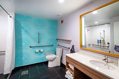 2 Queen Hearing Accessible