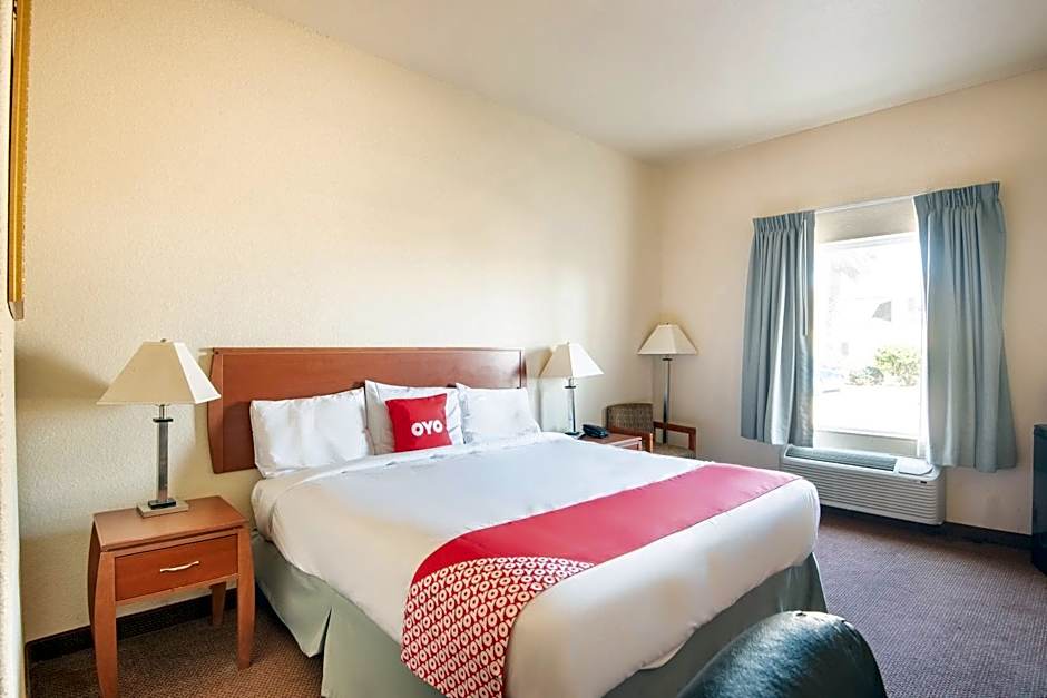 OYO Townhouse Clute Lake Jackson