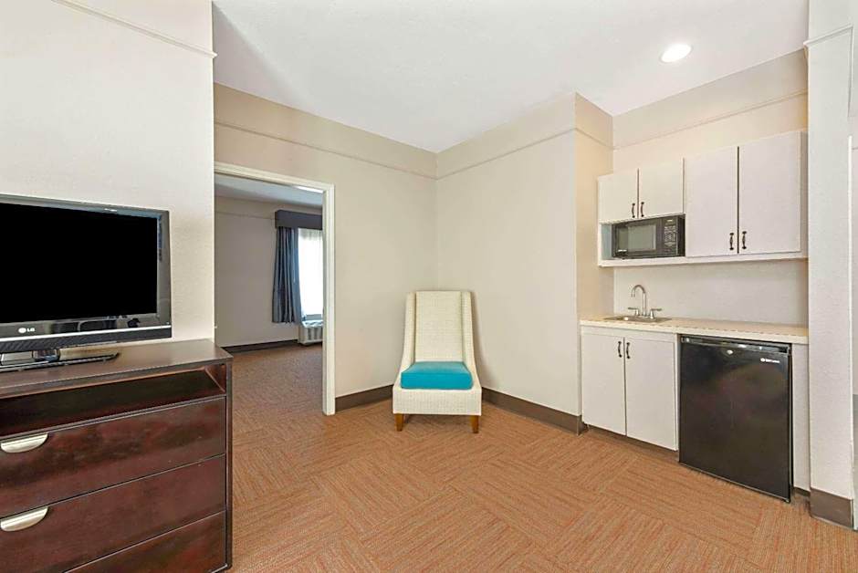 La Quinta Inn & Suites by Wyndham Winnie