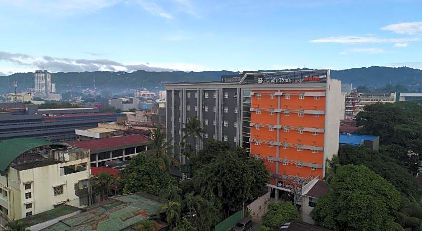 Tom's Cabin Hotel