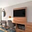 La Quinta Inn & Suites by Wyndham Knoxville Central Papermill