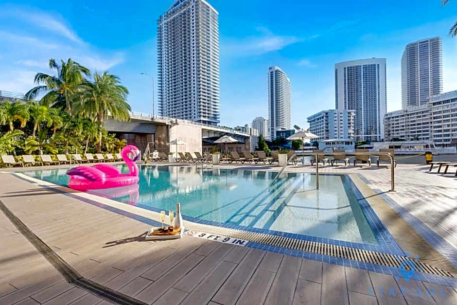 Spectacular View wBalcony Pool