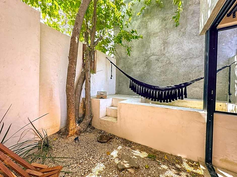 Uayma increible cuarto en el centro con piscina