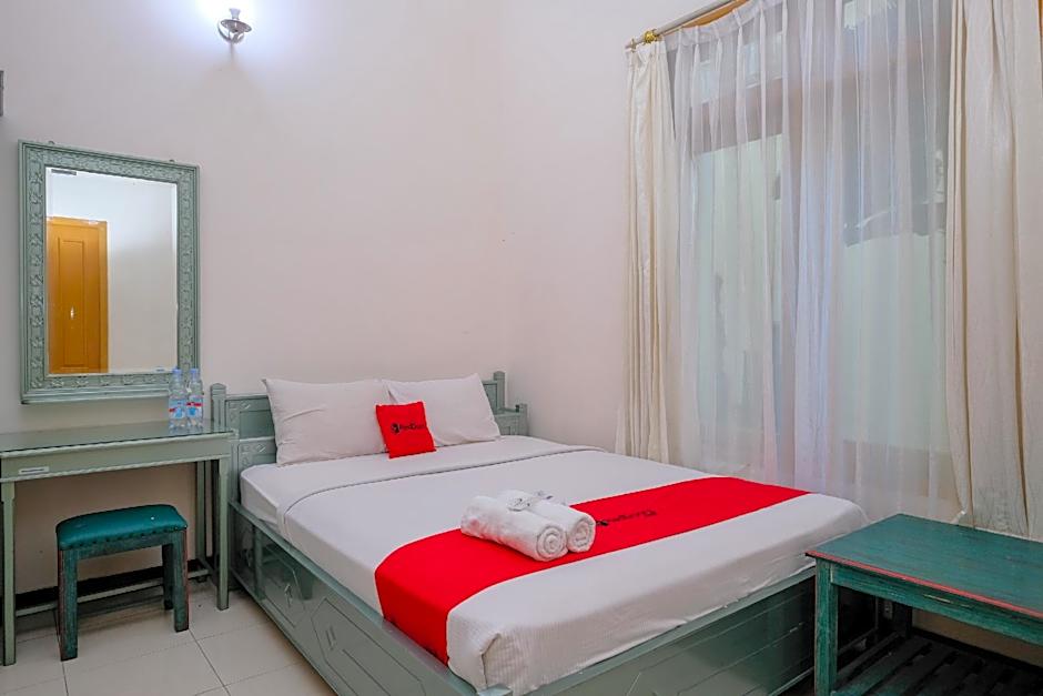 RedDoorz @ Savitri Hotel