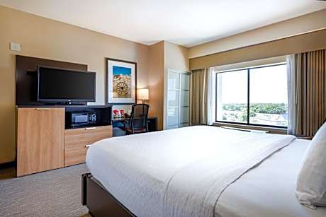King Room with Roll-In Shower - Mobility Accessible