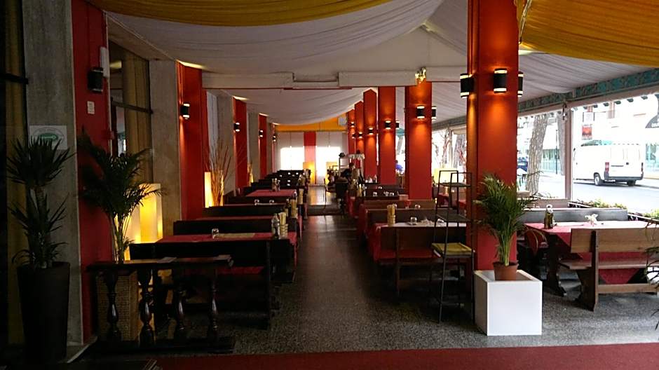 Hotel AMALFI & Restaurant Karaoke Bar