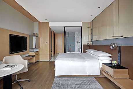 Deluxe King Room with 1 King, City view