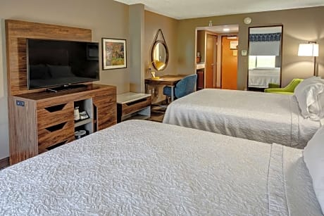 2 Queen Room Fridge And Microwave