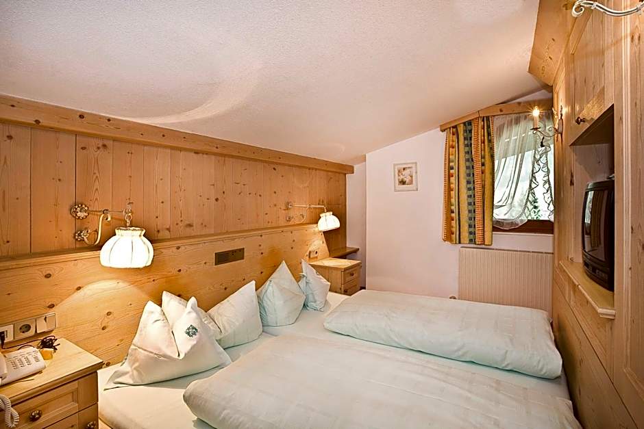 Photo 1 of 3 of Junior Suite, Garden View