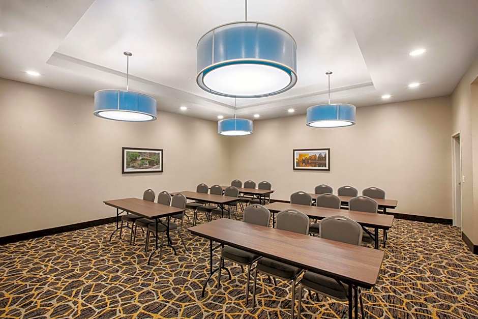 La Quinta Inn & Suites by Wyndham Tulsa Broken Arrow