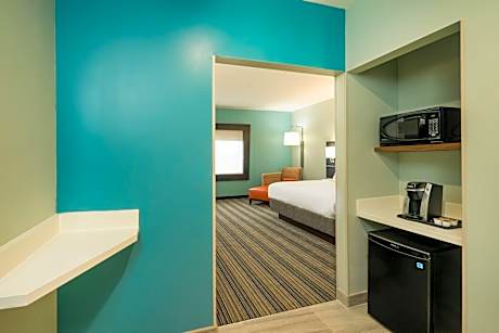 1 King Bed w/ Hearing Accommodations - Standard Room
