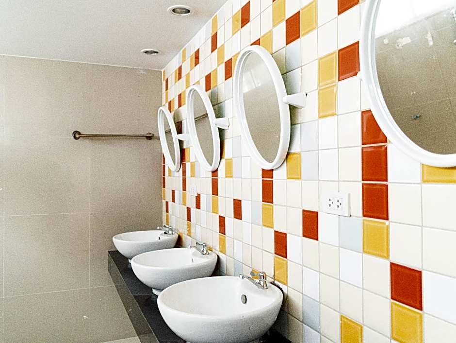 RQ Bangkok Sukhumvit 50 by Collection O