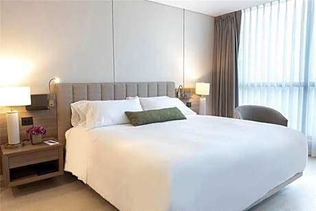 King Room with Roll-In Shower - Mobility Access