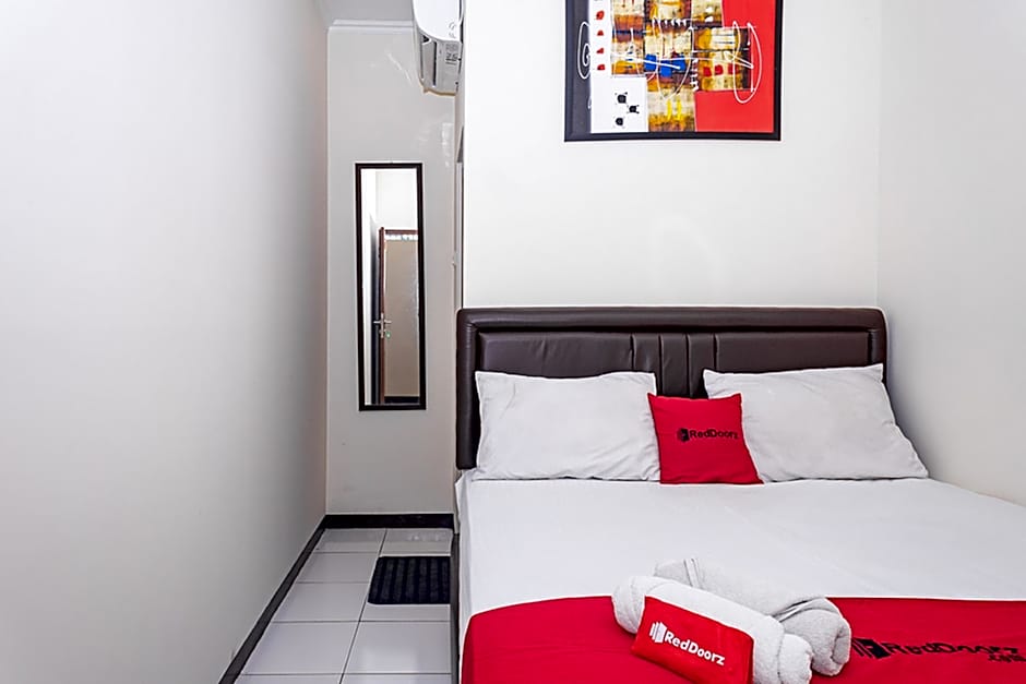 RedDoorz near Alun Alun Bandung 2