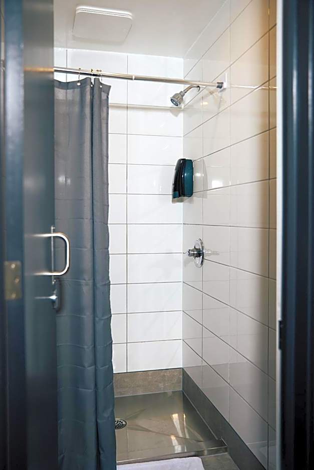 Saintlo Ottawa Jail Hostel