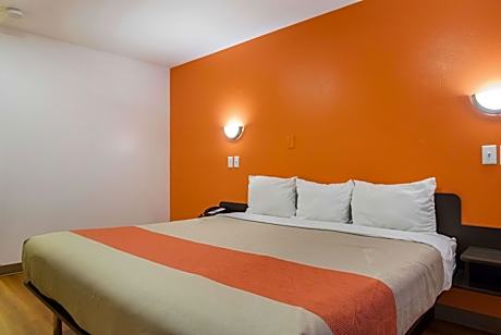 1 King Bed | Non-Smoking