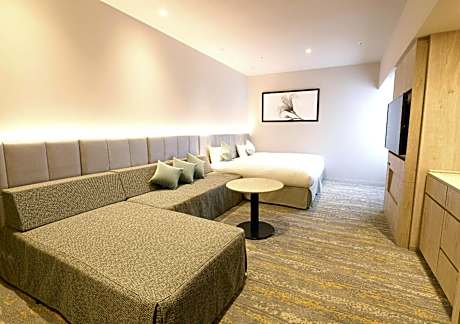 Deluxe Twin Room with Sofa - 32.6 sqm, Non-Smoking