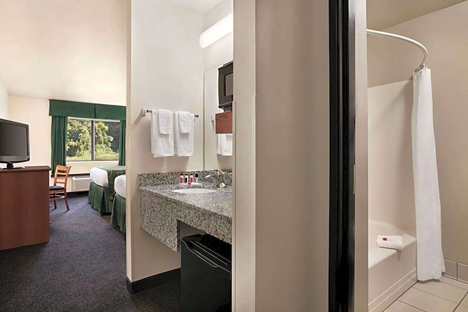 Travelodge by Wyndham Low Moor Near Covington