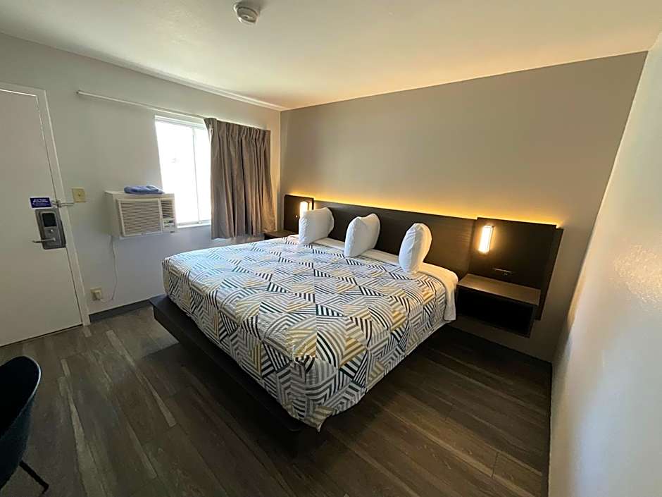 Foto 1 dari 7 — 1 Queen Bed, Accessible