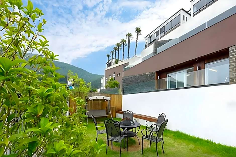 Friemily Pool Villa & Hotel