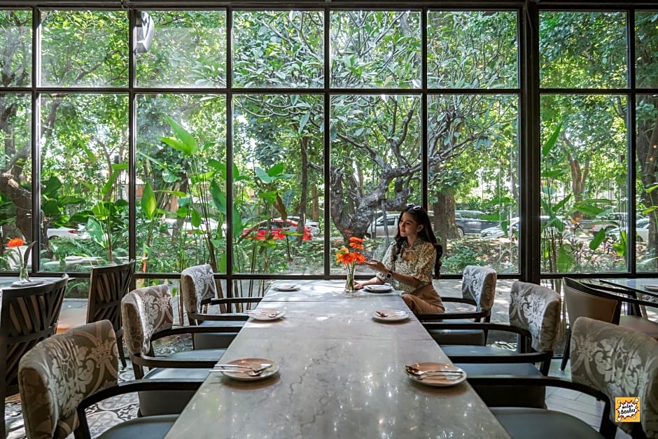 Grand Riverside Hotel