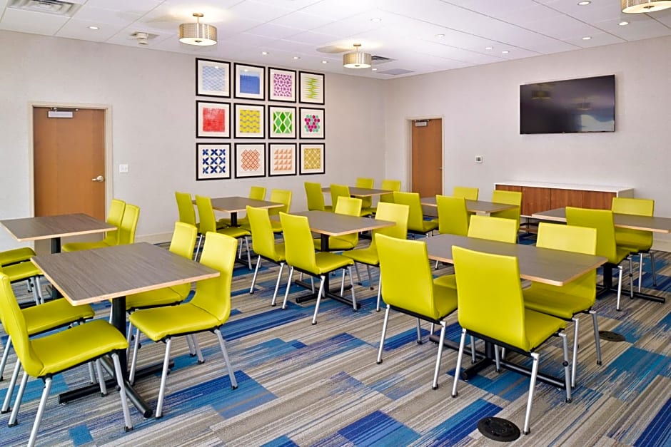 Holiday Inn Express & Suites Madison By IHG