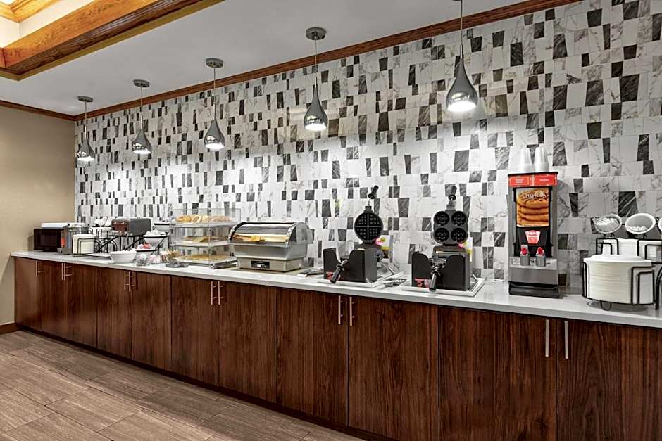 La Quinta Inn & Suites by Wyndham Midwest City - Tinker AFB