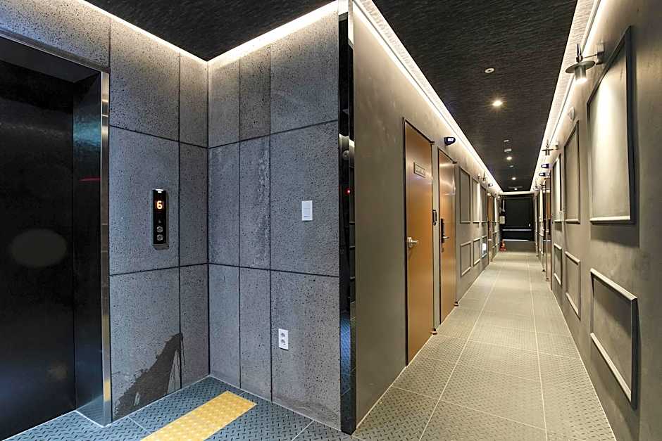 Hotel Hermes at Yongin Everland Station