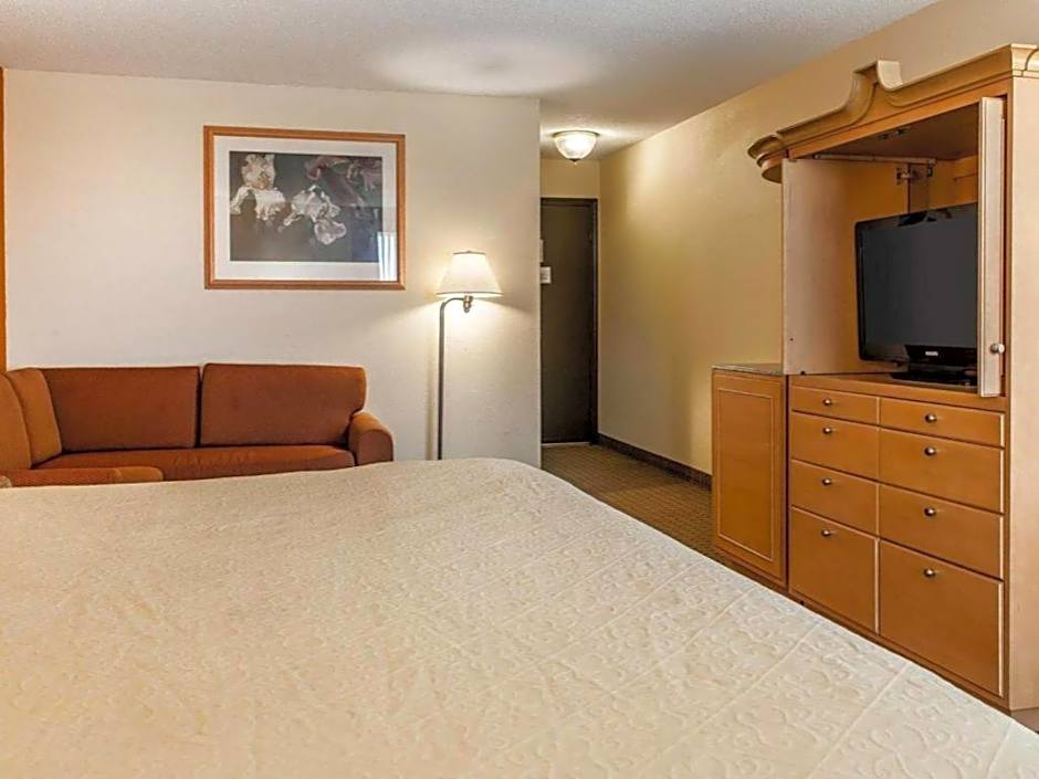 Quality Inn & Suites Shelbyville I-74