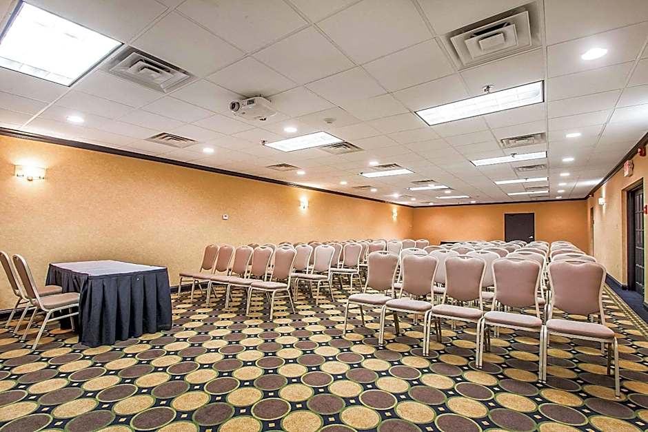 Clarion Inn Elmhurst - Oak Brook Near I-88, I-290, I-294